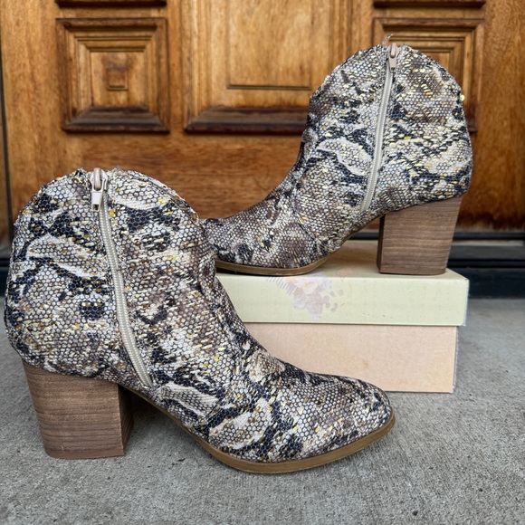 Very G sprinkle snake print boot - Picture 4 of 6